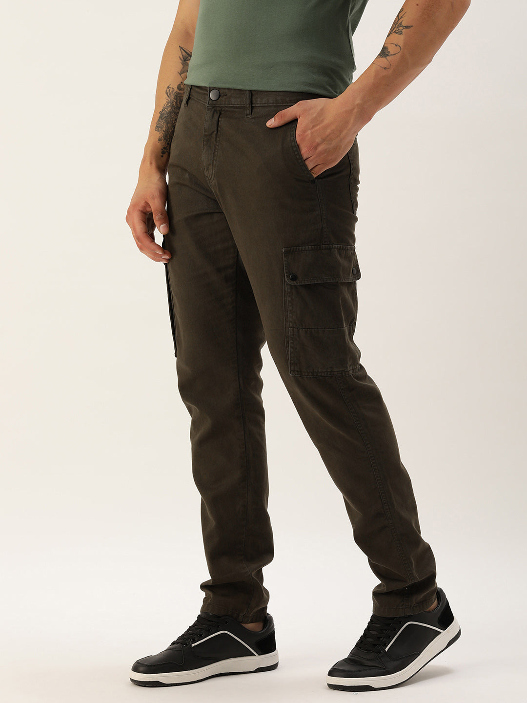 Men Woodland Slim Fit Solid Cargo Trouser