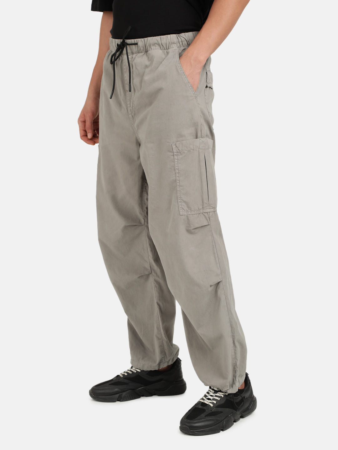 Men Alloy Grey Overdyed Parachute Fit Solid Cargo Trouser