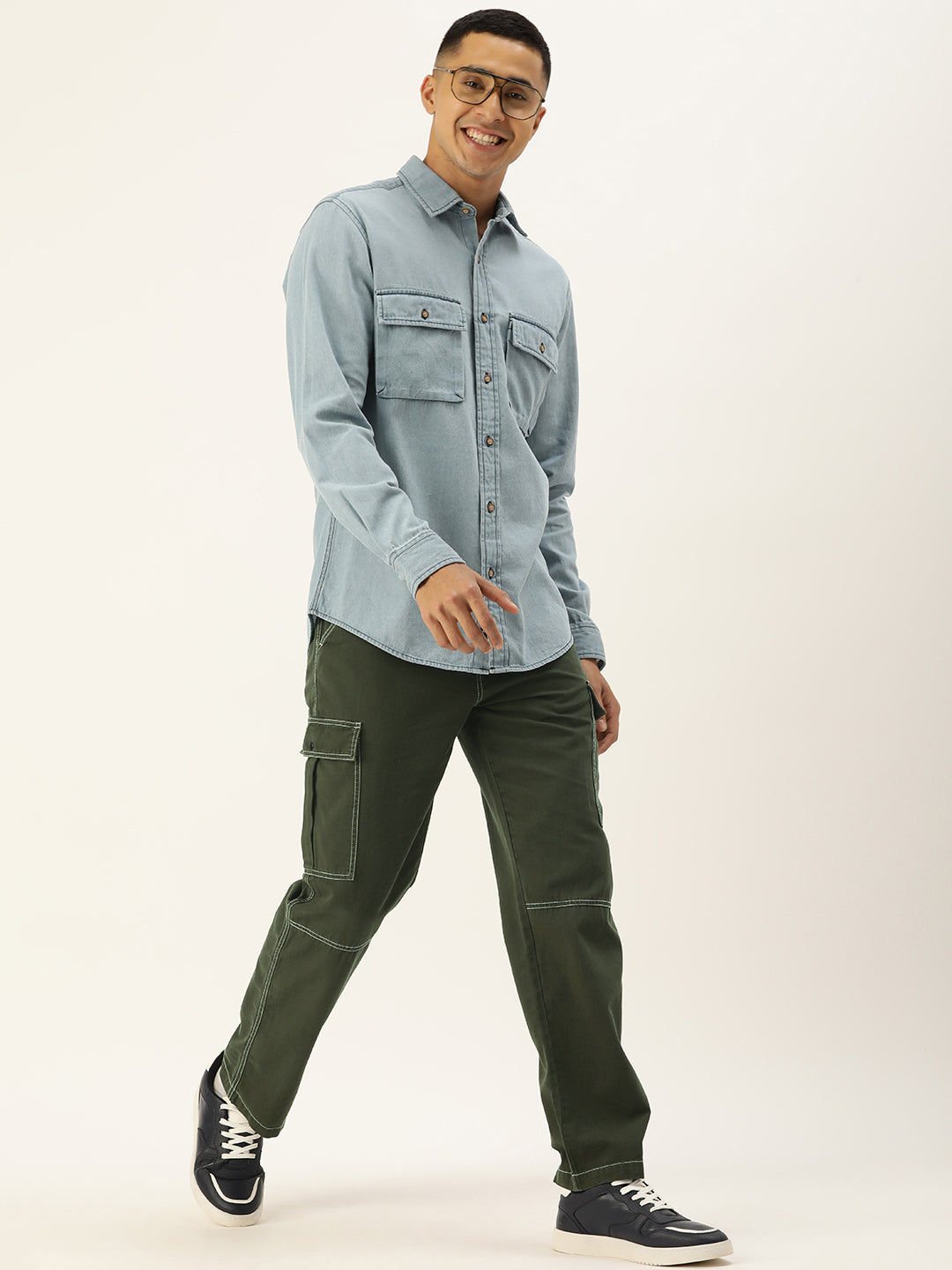 Men Woodland Green Relaxed Fit Solid Cargo Trouser with Contrast Stitch