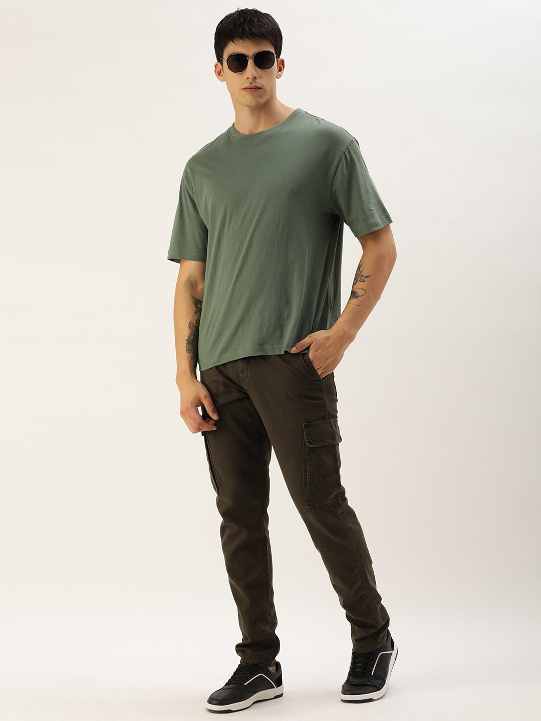 Men Woodland Slim Fit Solid Cargo Trouser