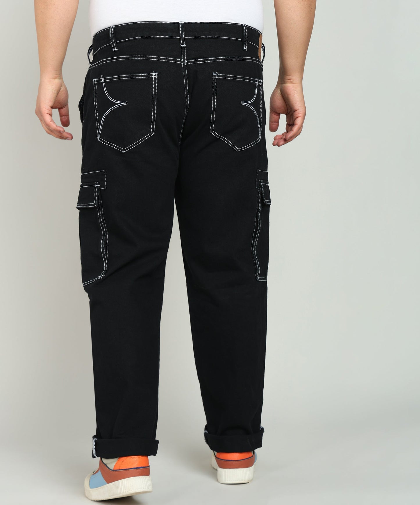 Men Black Regular Fit Solid Cargo Jeans with Contrast Stitch