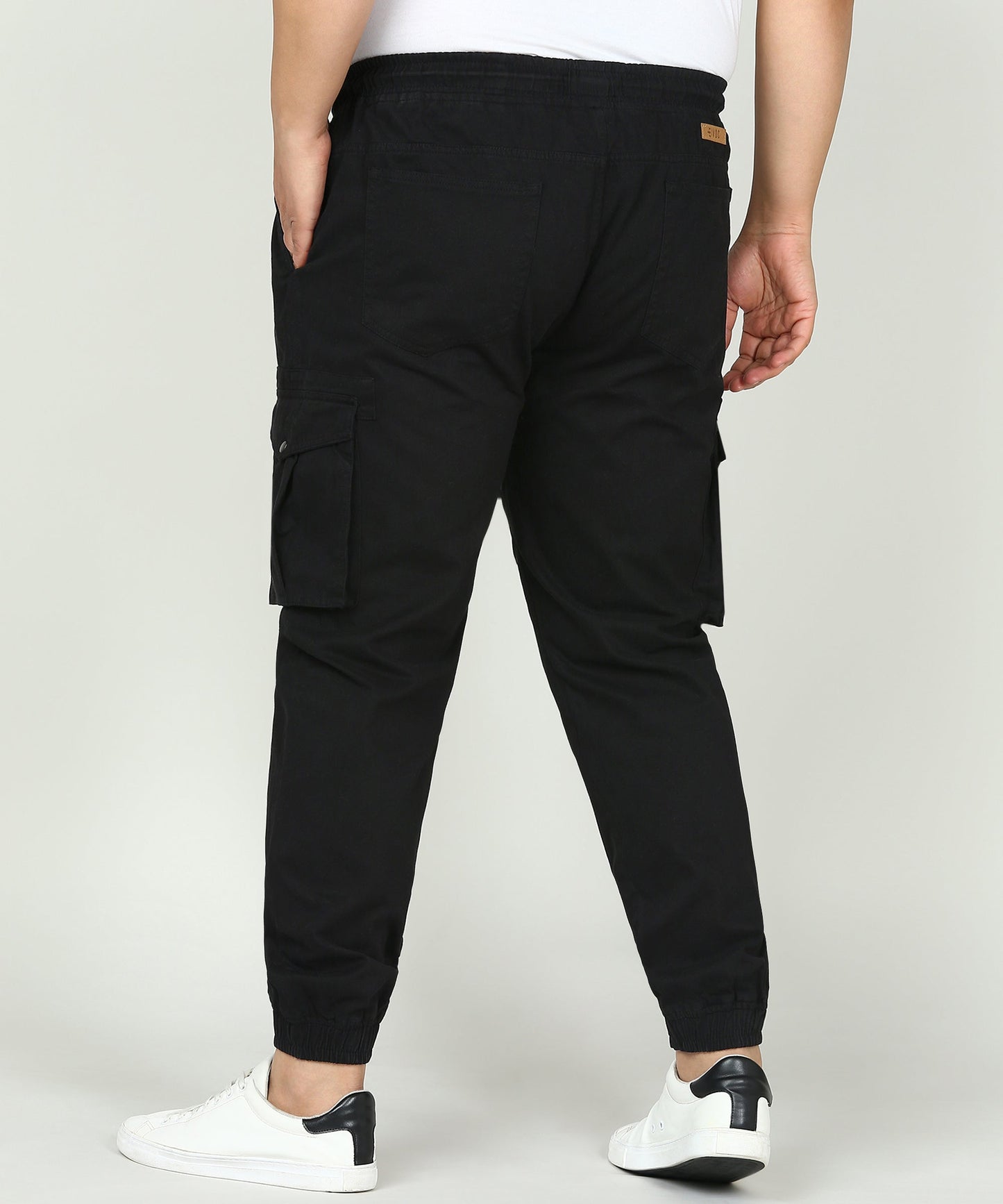 Men Black Regular Fit Solid Cargo Jogger