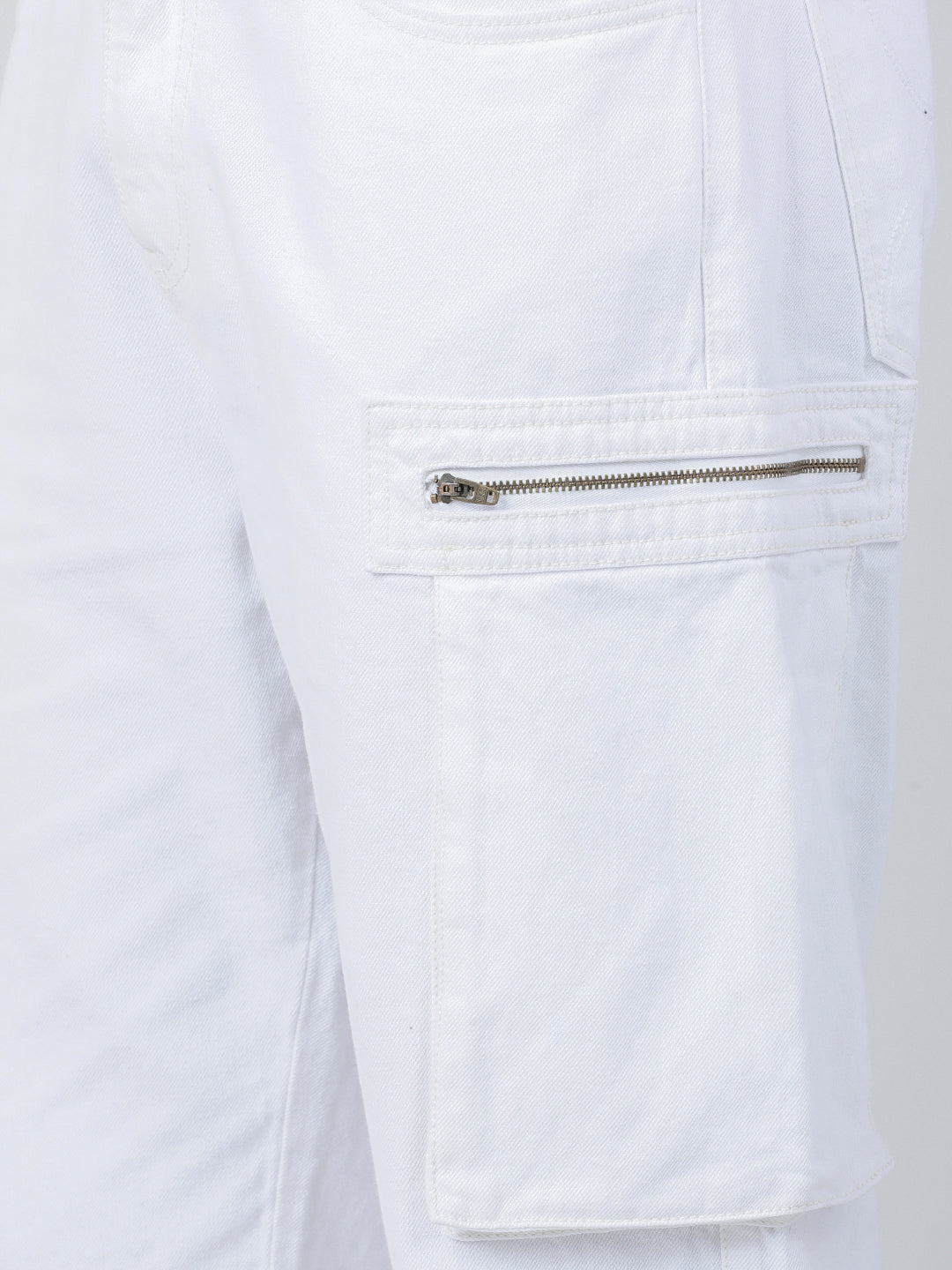 Men White Straight Fit Solid Cargo Jeans with Zipper Pockets