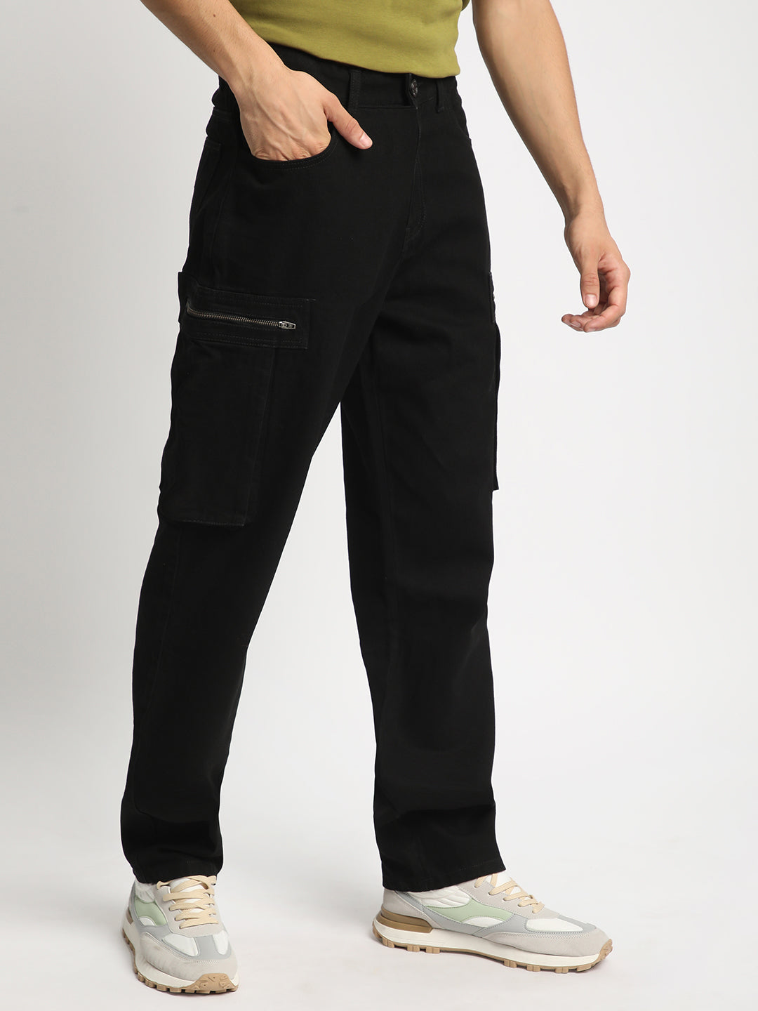 Men Black Straight Fit Solid Cargo Jeans with Zipper Pockets