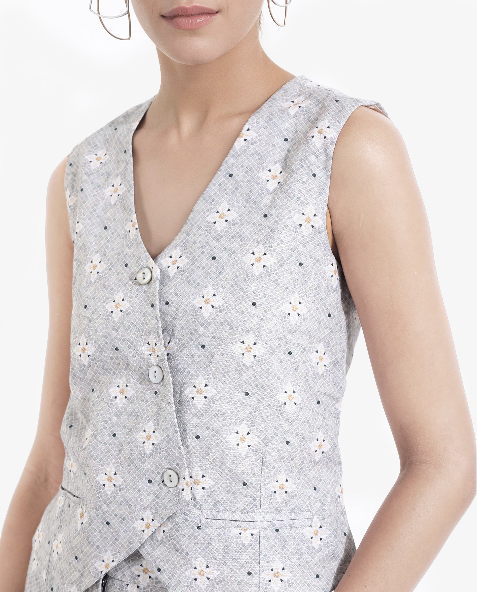 Rareism Women Lavia Light Grey Sleeveless V-Neck  Cropped Floral Print Top