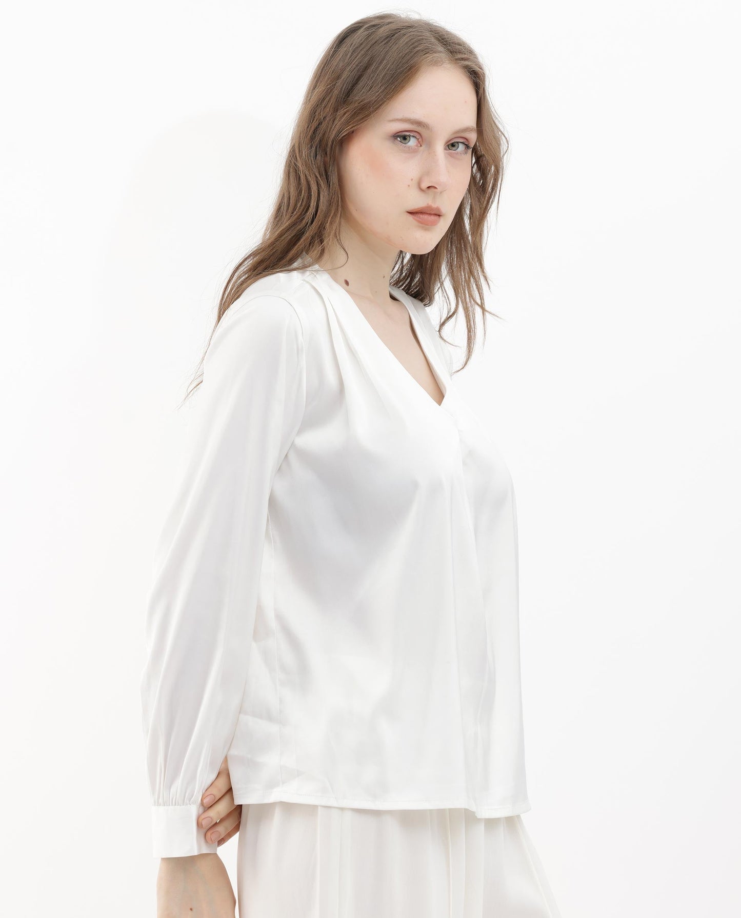 Rareism Women Lohan White Polyester Fabric Full Sleeves V-Neck Cuffed Sleeve Regular Fit Plain Top