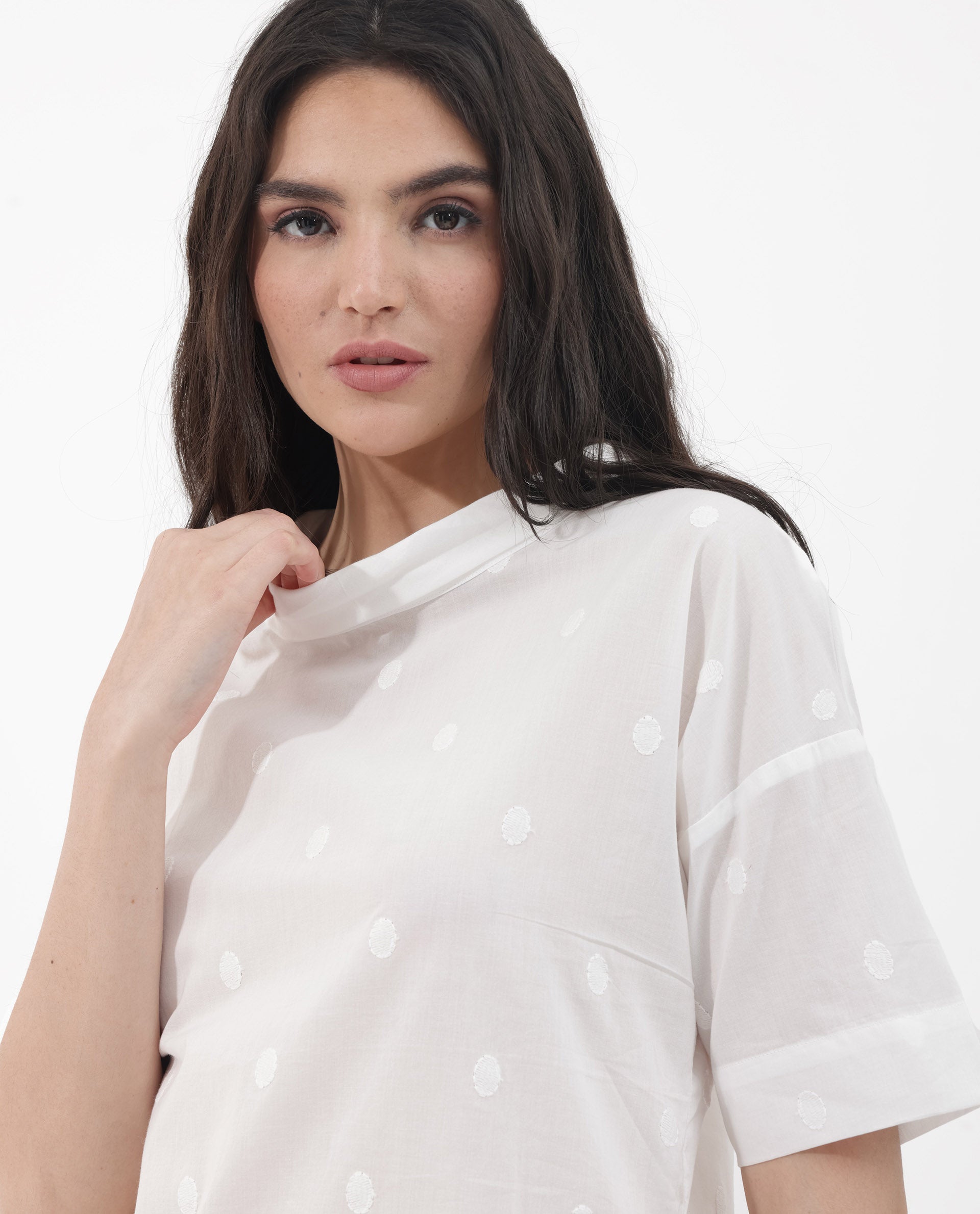 Rareism Women Raviolt White Cotton Fabric Regular Sleeves V-Neck Solid Regular Length Top