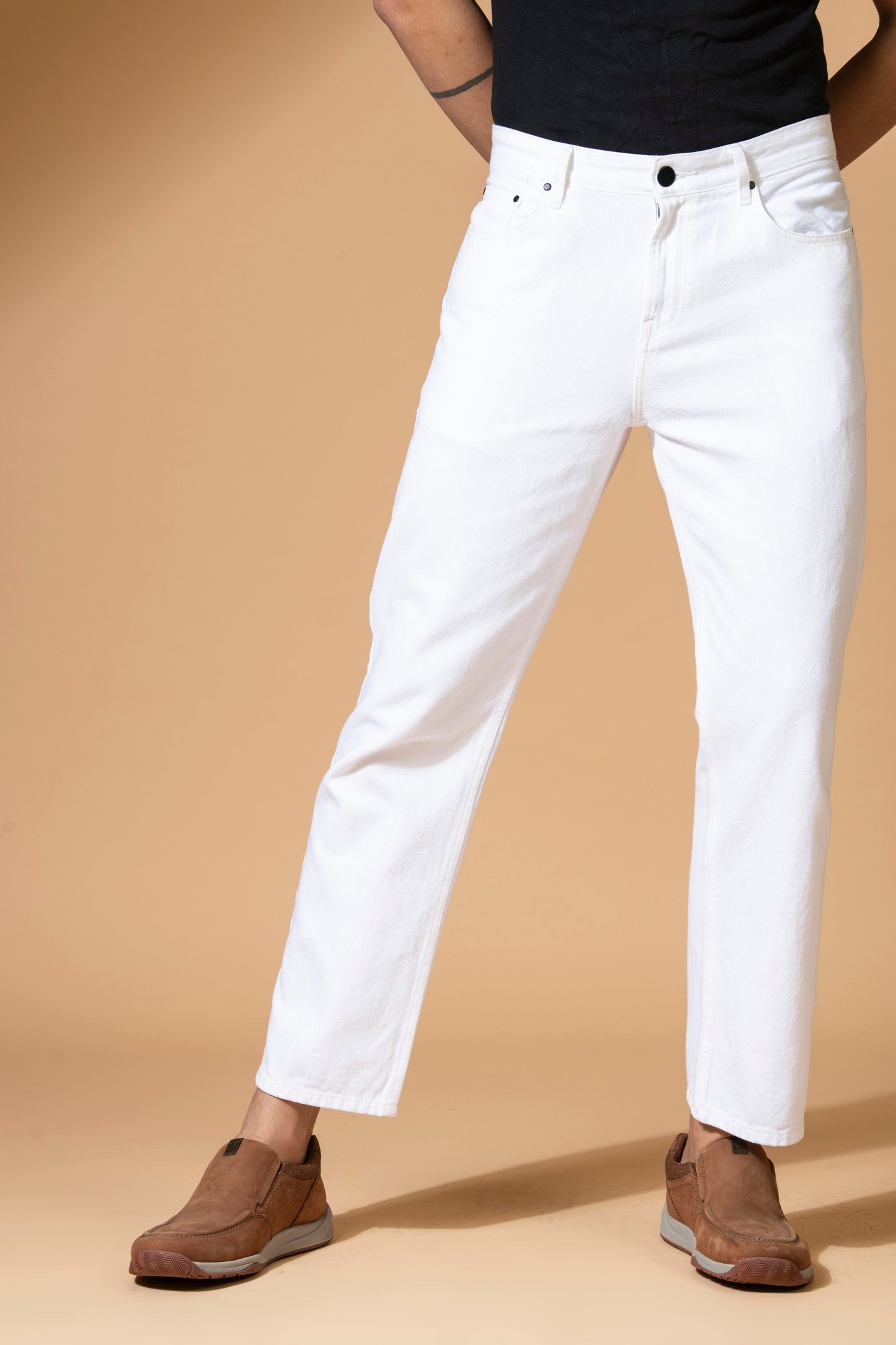 Men White Relaxed Fit Solid Jeans