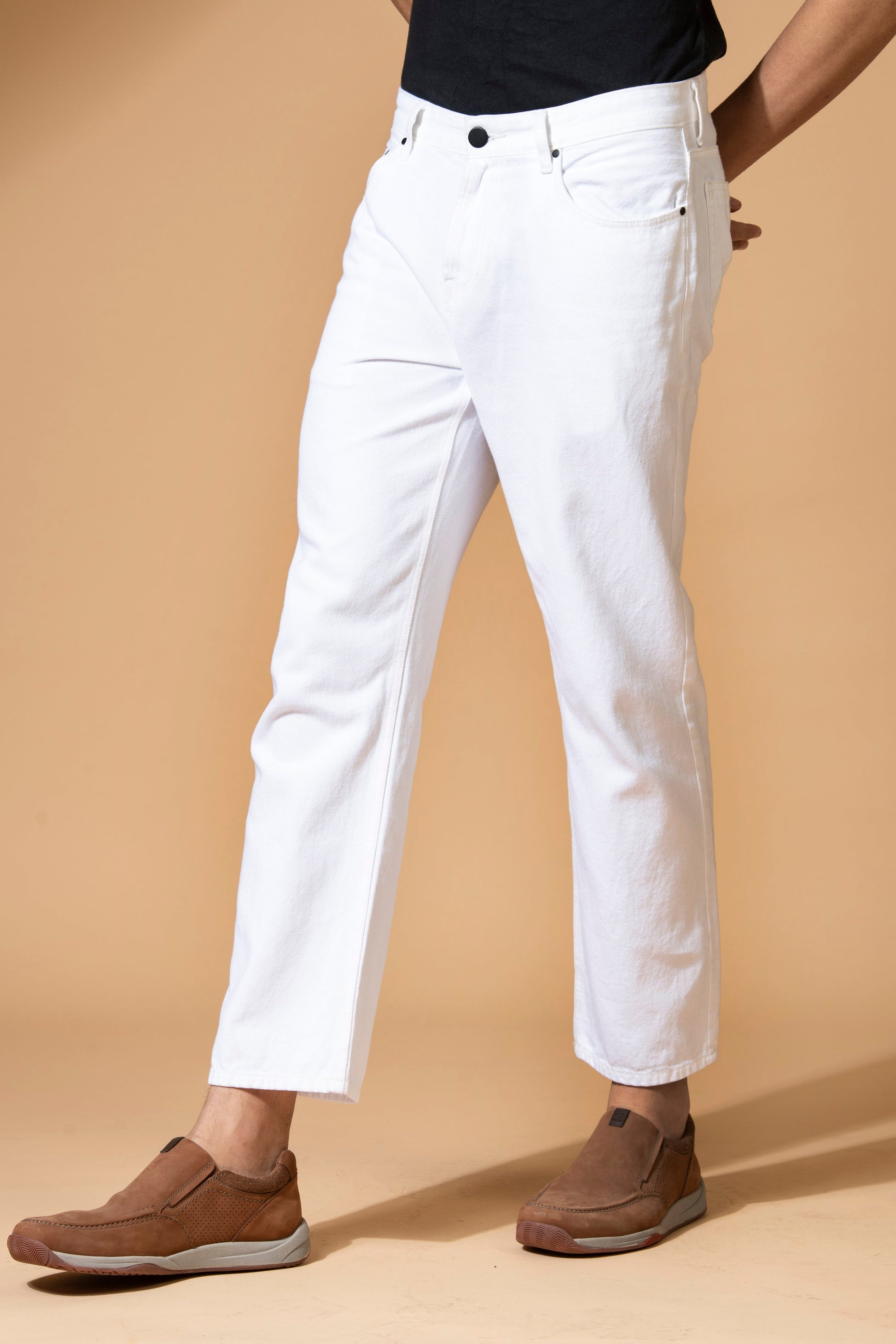 Men White Relaxed Fit Solid Jeans